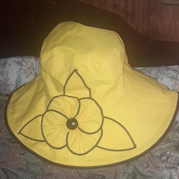 ?YELLOW BRIM HAT w/FLORAL DESIGN